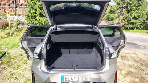 Otevřený zavazadlový prostor BMW iX3