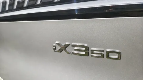 Označení modelu iX3 50 na zádi