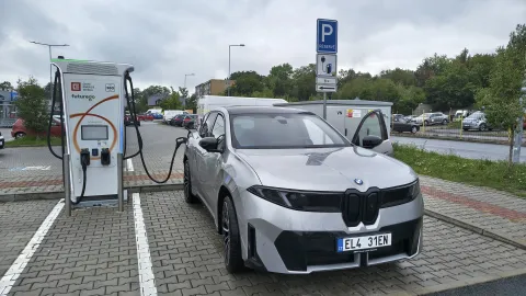 BMW iX3 u veřejné nabíječky
