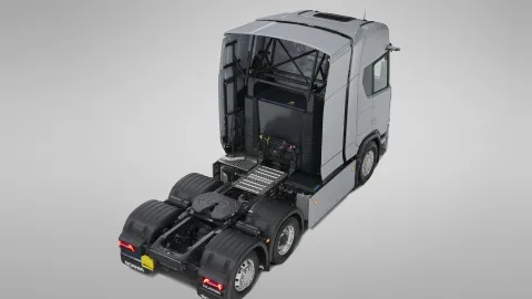 Scania 44 R 6x2 s bateriemi MP20 za kabinou a odhaleným podvozkem | zdroj: scania.com