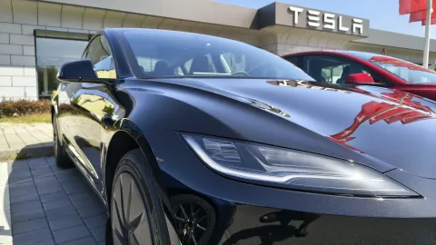 Tesla Model 3 Standard z předního tříčtvrtečního pohledu během redakčního testu | zdroj: evmagazin.cz