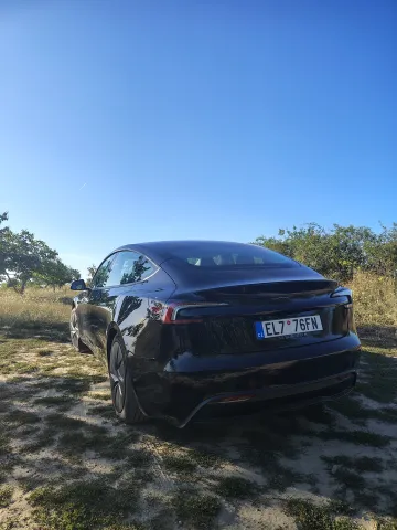 Tesla Model 3 Standard z boku u silnice během redakčního testu | zdroj: evmagazin.cz