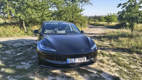Tesla Model 3 Standard zepředu na cestě během redakčního testu | zdroj: evmagazin.cz