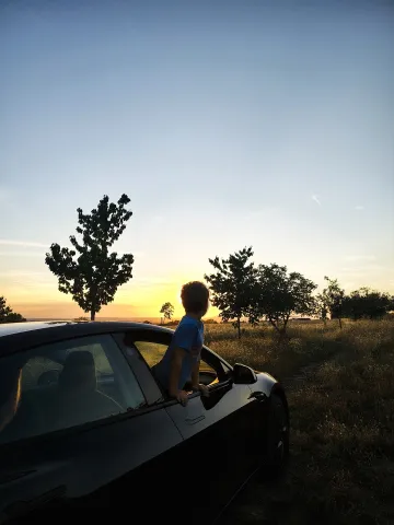 Tesla Model 3 Standard zaparkovaná v exteriéru během redakčního testu | zdroj: evmagazin.cz