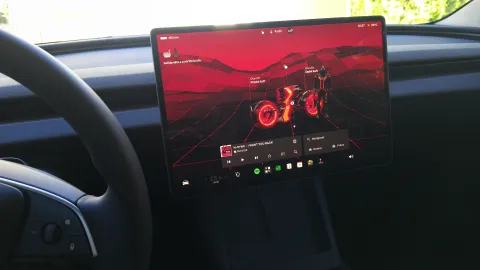 Interiér Tesly Model 3 Standard se středovým displejem | zdroj: evmagazin.cz