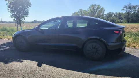 Tesla Model 3 Standard na silnici během redakčního testu | zdroj: evmagazin.cz