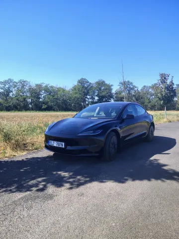 Tesla Model 3 Standard v krajině během redakčního testu | zdroj: evmagazin.cz