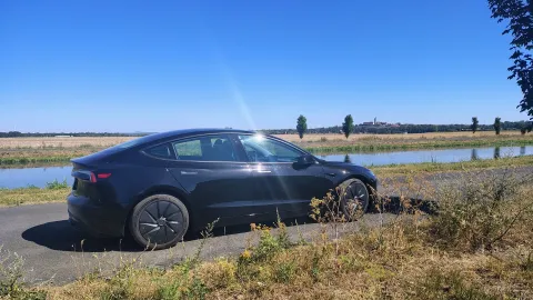 Tesla Model 3 Standard z předního bočního pohledu | zdroj: evmagazin.cz