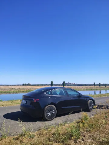 Tesla Model 3 Standard při fotografování v exteriéru | zdroj: evmagazin.cz