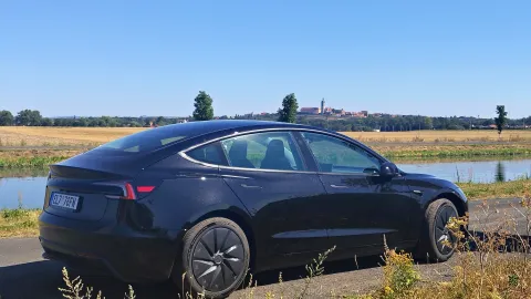Tesla Model 3 Standard na cestě v letní krajině | zdroj: evmagazin.cz