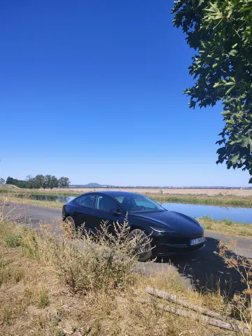 Tesla Model 3 Standard zepředu v exteriéru | zdroj: evmagazin.cz