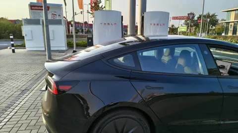 Tesla Model 3 Standard u stojanu Tesla Supercharger | zdroj: evmagazin.cz