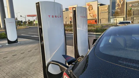 Nabíjecí stojany Tesla Supercharger během redakčního testu | zdroj: evmagazin.cz