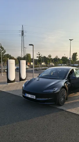 Tesla Model 3 Standard připojená u Tesla Superchargeru | zdroj: evmagazin.cz