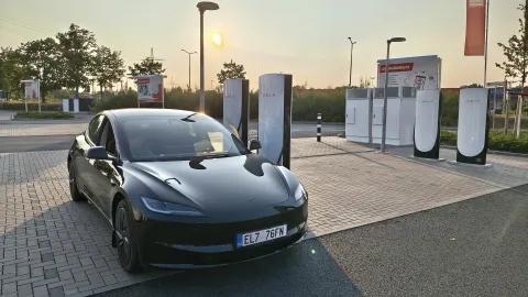 Tesla Model 3 Standard u řady stojanů Tesla Supercharger | zdroj: evmagazin.cz