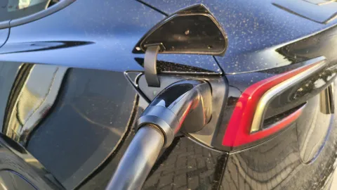 Nabíjecí port Tesly Model 3 Standard s připojeným konektorem | zdroj: evmagazin.cz