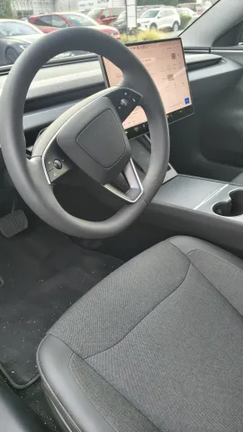 Interiér Tesly Model 3 Standard s volantem a centrálním displejem | zdroj: evmagazin.cz
