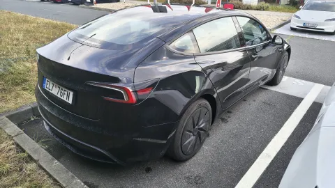 Tesla Model 3 Standard ze zadního bočního pohledu | zdroj: evmagazin.cz