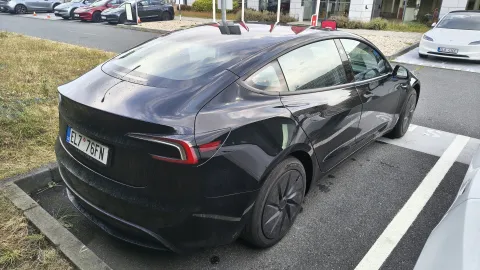 Tesla Model 3 Standard zaparkovaná v exteriéru | zdroj: evmagazin.cz