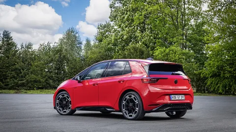 Volkswagen ID.3 GTI, zadní tříčtvrtinový pohled se střechou v barvě karoserie | zdroj: volkswagen-newsroom.com