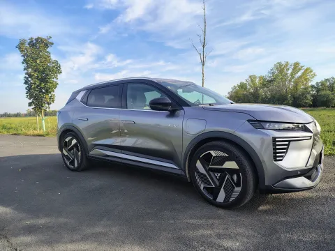 Mitsubishi Eclipse Cross EV — boční profil s 20palcovými koly