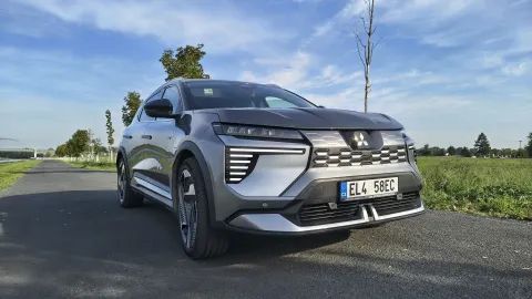 Mitsubishi Eclipse Cross EV — detail přídě Dynamic Shield a světelného podpisu