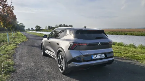Mitsubishi Eclipse Cross EV — zadní tříčtvrteční pohled