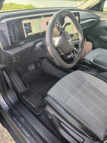 Mitsubishi Eclipse Cross EV — pracoviště řidiče a páčky pod volantem