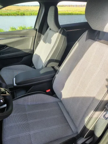 Mitsubishi Eclipse Cross EV — přední sedadla a středová loketní opěrka