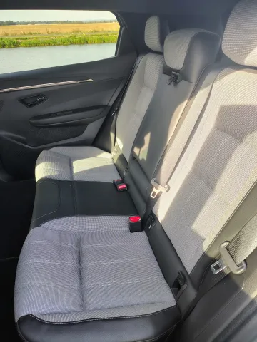 Mitsubishi Eclipse Cross EV — zadní sedadla a prostor pro nohy