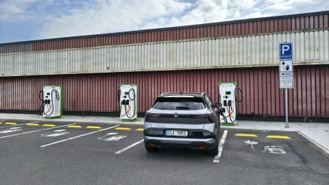 Mitsubishi Eclipse Cross EV u nabíjecích stojanů ČEZ v Prunéřově