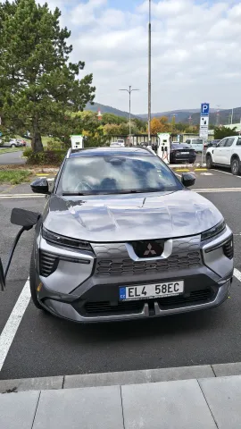 Mitsubishi Eclipse Cross EV — nabíjení z předního pravého blatníku