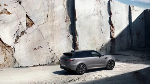 Range Rover Sport Electric (27MY) , zadní třičtvrtě pohled | media.jlr.com