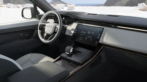 Range Rover Sport Electric (27MY), interiér s obrazovkou nabíjení | Range Rover Sport Electric (27MY) , zadní třičtvrtě pohled | media.jlr.com