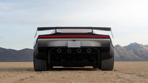 Zadní pohled na Teslu Roadster s vysunutým aktivním křídlem, čtveřicí hlavních trysek a difuzorem (Foto: Tesla)