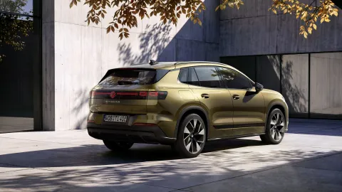 Volkswagen ID. Tiguan zezadu s pruhem koncových světel a nápisem ID. Tiguan