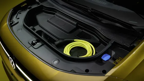 Přední úložný prostor (frunk) Volkswagenu ID. Tiguan s nabíjecím kabelem