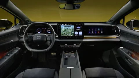 Interiér Volkswagenu ID. Tiguan s 15palcovým displejem a displejem pro spolujezdce