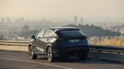 Náhled článku Nabíjení bez kabelů? 11kW indukce od Porsche proti solární střeše Nissanu. Co dává smysl?