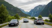Elektromobily na norské silnici u fjordů, ilustrační foto