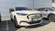 Náhled článku V době, kdy všechno mizí na displeje, Ford vsadil na tlačítka. Elektrický Mustang nám přistál v redakci
