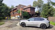 Náhled článku Testované BMW iX3 stojí přes dva miliony. Levnější Čína na jeho dojezd nestačí