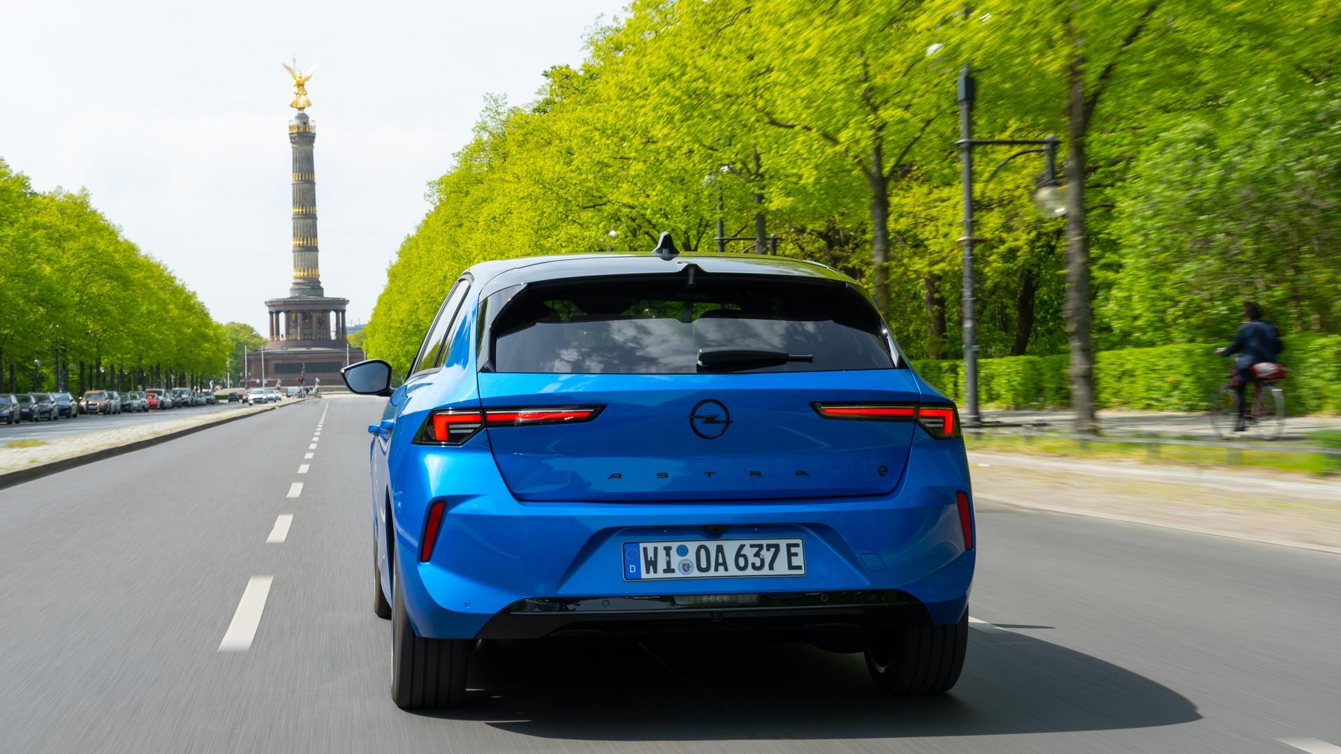 Opel Astra Electric — zadní pohled | zdroj: media.stellantis.com