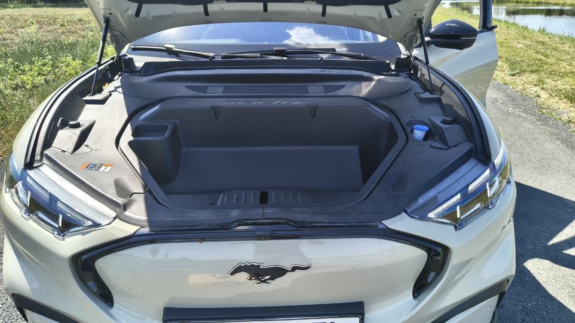 Ford Mustang Mach-E Extended Range RWD — přední zavazadlový prostor frunk | zdroj: redakční test EVMagazin