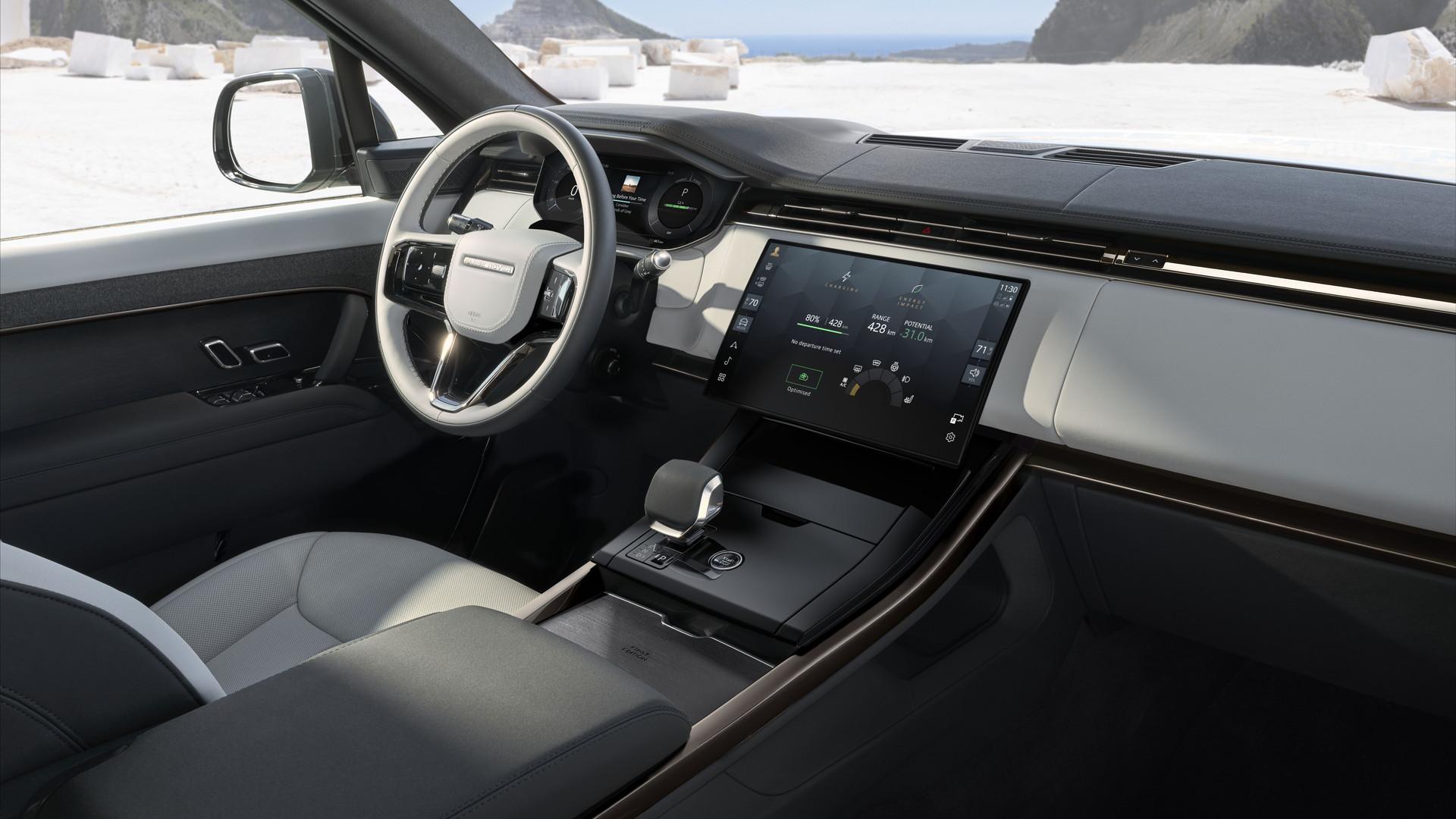 Range Rover Sport Electric (27MY), interiér s obrazovkou nabíjení | Range Rover Sport Electric (27MY) , zadní třičtvrtě pohled | media.jlr.com