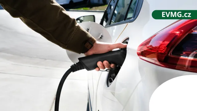 Ilustrační foto - nabíjení auta