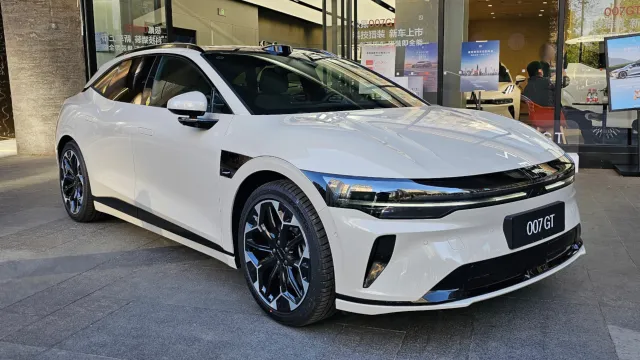 Zeekr 007 | zdroj: https://commons.wikimedia.org/wiki/File:Zeekr_007_GT_01_China_2025-04-22.jpg, autor: Navigator84 