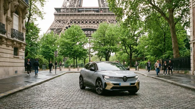 Elektromobil v Paříži - ilustrační foto