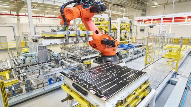 Výroba baterií do elektromobilu | zdroj: skoda-storyboard.com