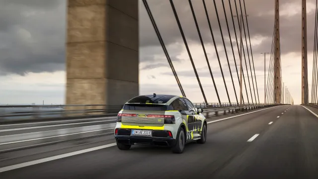 Audi A2 e-tron v maskování při testovací jízdě na mostě
